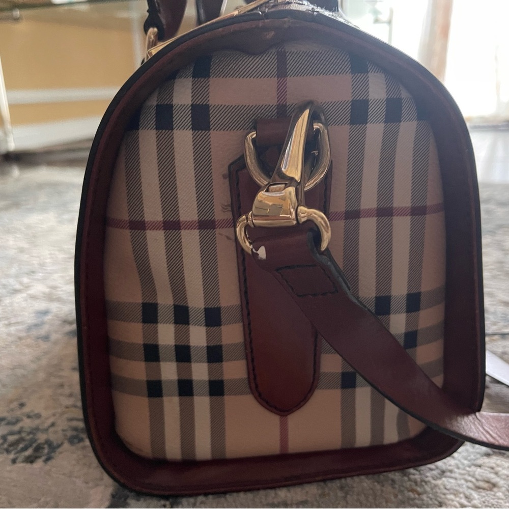 Gorgeous authentic Burberry Boston in very good condition.